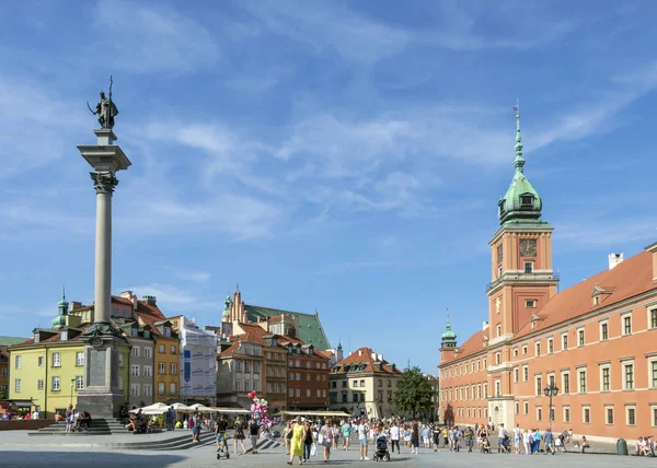 Turistas en la Plaza del Castillo Histórico en Varsovia, Polonia, con la Columna de Segismundo en verano día soleado — Foto de Stock