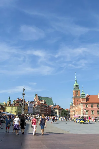 Turistas en la Plaza del Castillo Histórico en Varsovia, Polonia, con la Columna de Segismundo en verano día soleado — Foto de Stock