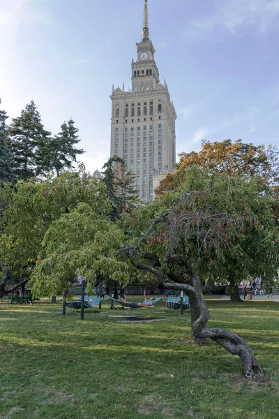 Palais de la Culture et de la Science, un bâtiment de grande hauteur remarquable dans le centre de Varsovie — Photo