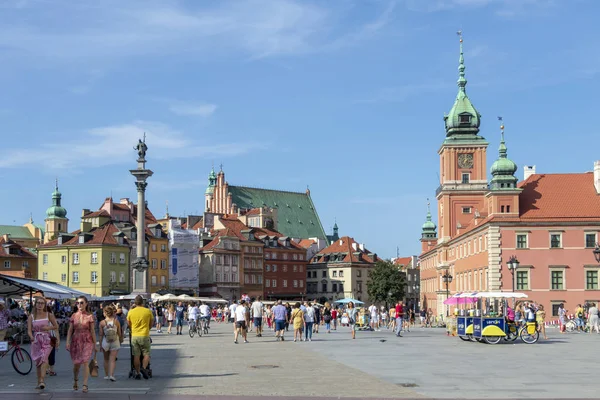 Turistas en la Plaza del Castillo Histórico en Varsovia, Polonia, con la Columna de Segismundo en verano día soleado — Foto de Stock