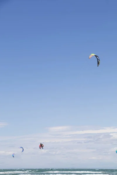 Strand Beauduc: toeristen en locals kitesurfen op grote, afgelegen strand met fijn zand, populaire bestemming in Zuid-Frankrijk — Stockfoto