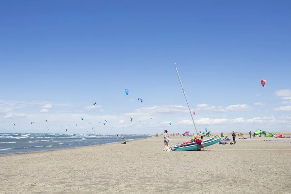 Praia Beauduc: Turistas e locais kitesurf em grande, praia remota com areia fina, destino popular no sul da França Fotos De Bancos De Imagens