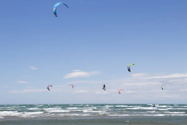 Praia Beauduc: Turistas e locais kitesurf em grande, praia remota com areia fina, destino popular no sul da França Fotografia De Stock