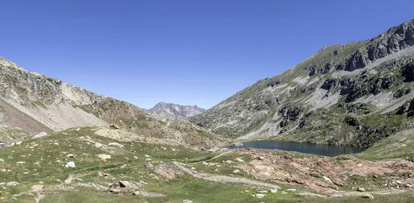 法国比利牛斯山脉 西班牙边境考特雷帽附近的高山湖中的拉克多 阿罗蒂勒 — 图库照片