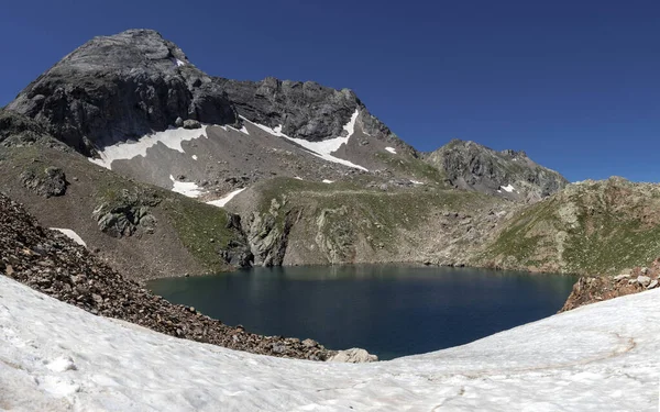 Contrastes Montagne Avec Neige Blanche Rochers Noirs Miroir Lac Montagne — Photo