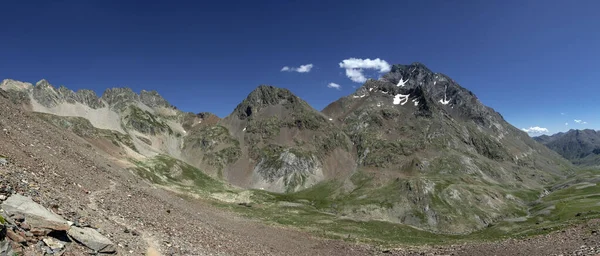 Vista Panorámica Del Paisaje Montañoso Los Pirineos Cordillera Cerca Ciudad —  Fotos de Stock