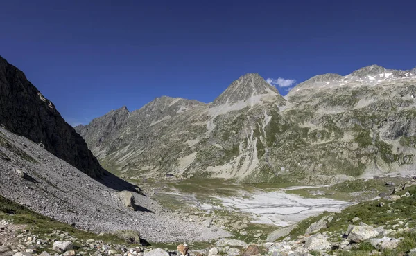 美丽的夏日 阳光明媚 国家公园 考特雷特镇附近的比利牛斯山脉全景 — 图库照片