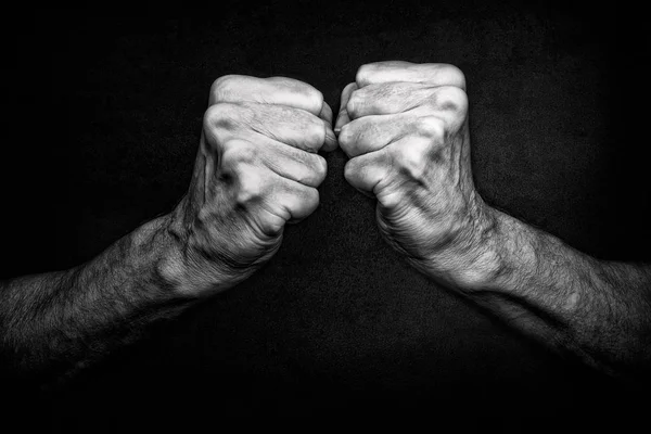 Чорно Біле Фото Літнього Чоловіка Кулаки Чорному Тлі Символізує Захист — стокове фото