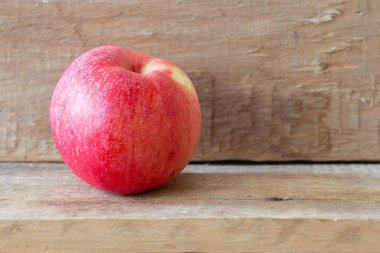 Bir ahşap tahta üzerinde tam elma
