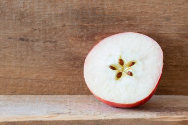 Beş yıldız güdü işaret tohum olarak hassas gösterilen bir ahşap tahta üzerinde elma kesmek