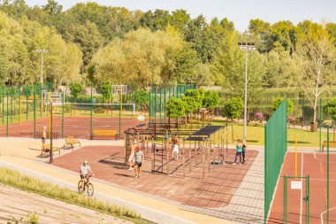 Kiev/Ukrayna - 23 Ağustos 2018 - Ukrayna, Kiev Natalka park açık spor tesisi Dnieper Nehri yakınında. İnsanlar sabah yumuşak yaz güneşi altında eğitim.