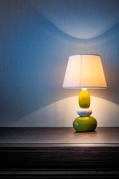 Kleine Gele Grijze Groene Lamp Een Houten Dressoir Een Nachtkastje — Stockfoto