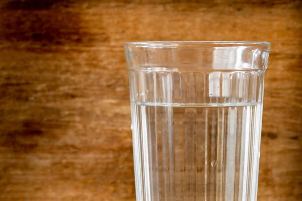 Een Glas Water Verlicht Met Natuurlijk Licht Een Houten Plank — Stockfoto