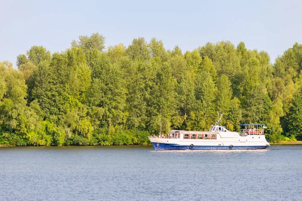 Barco Branco Azul Rio Dnieper Perto Costa Com Uma Floresta — Fotografia de Stock