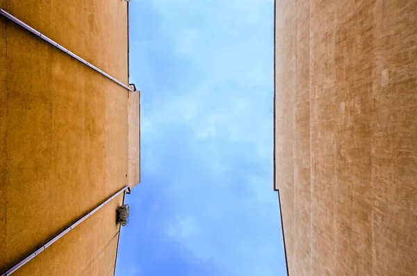 Uma Vista Abstrata Uma Parede Edifício Com Céu Azul Nuvens — Fotografia de Stock