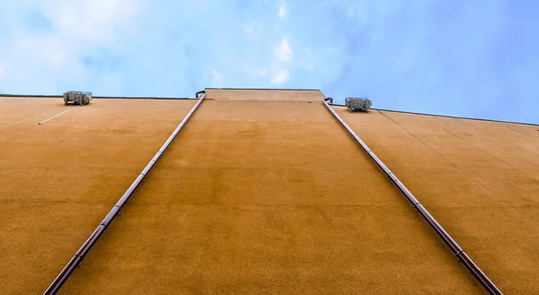 Uma Vista Abstrata Uma Parede Edifício Com Céu Azul Nuvens — Fotografia de Stock