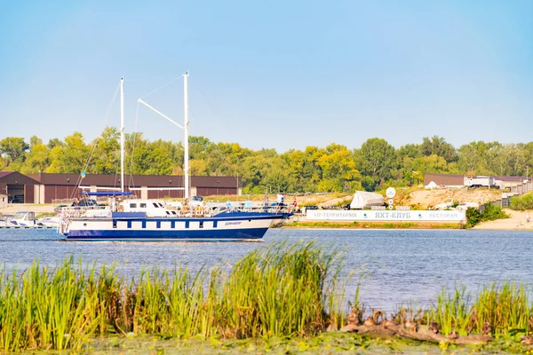 Kiev Ukraine August 2018 Danapr Boat Navigating Dnieper River Ariving — Stock Photo, Image