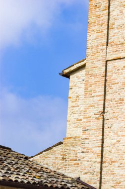 İtalya, Belvedere Fogliense tuğla kilisede bir yumuşak bulutlu mavi yaz gökyüzü ile soyut görünümünü