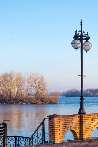 Uma Lâmpada Rua Perto Rio Dnieper Kiev Ucrânia Com Árvores — Fotografia de Stock