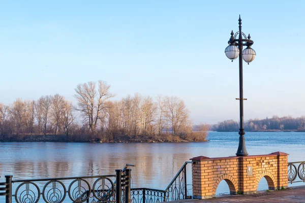 Una Lámpara Calle Cerca Del Río Dniéper Kiev Ucrania Con — Foto de Stock