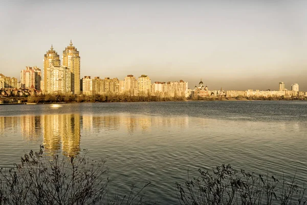 Güneş Doğarken Dnieper Nehri Üzerinde Yansıtan Altın Şehir Obolon Kiev — Stok fotoğraf