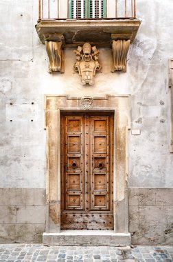 Arması Papa Clement XI yukarıda bir kapı İtalya Sassocorvaro şehir içinde. Clement XI sanat ve bilimin bir patron oldu. Ayrıca Vatikan Kütüphane büyük bir hayırsever oldu