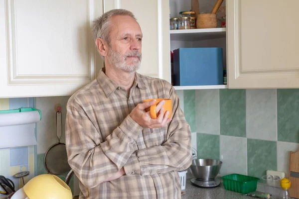 Homme Mûr Buvant Son Café Dans Une Tasse Orange Matin — Photo