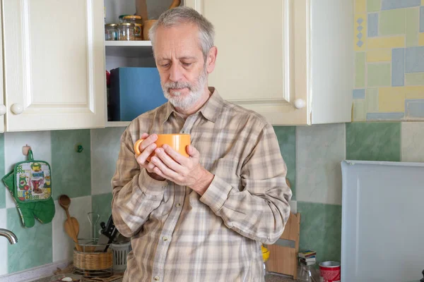 Uomo Maturo Che Beve Suo Caffè Una Tazza Arancia Mattino — Foto Stock