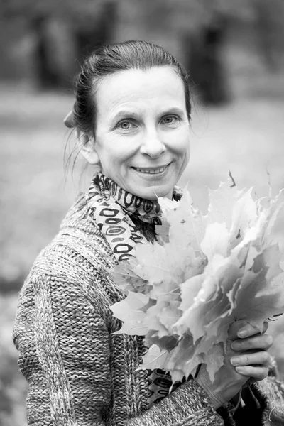 Retrato Blanco Negro Una Mujer Caucásica Adulta Sonriente Recogiendo Hojas —  Fotos de Stock