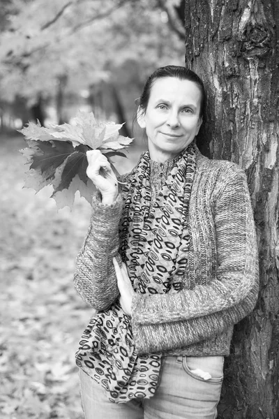 Retrato Blanco Negro Una Mujer Caucásica Adulta Sonriente Recogiendo Hojas —  Fotos de Stock