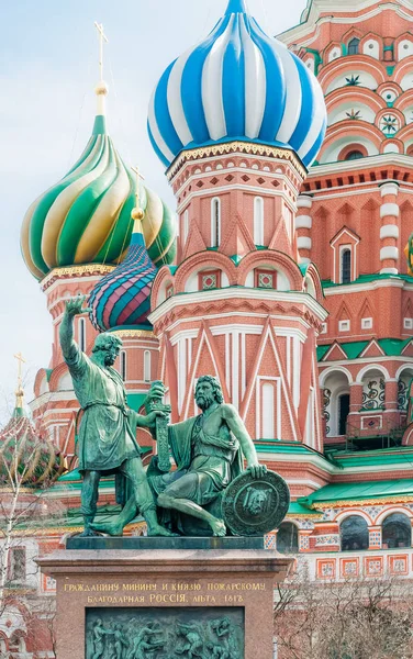 米宁和波扎尔斯基纪念碑 上面写着 来自感激的俄罗斯的米宁和波扎尔斯基王子 在背景中 一些俄罗斯莫斯科圣巴西尔大教堂的彩色尖塔 — 图库照片