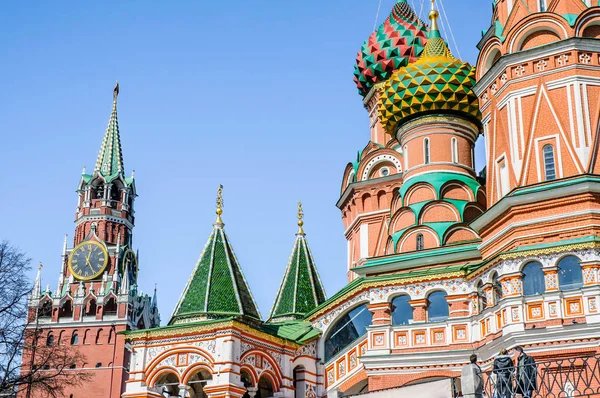 Een Detail Van Gekleurde Torens Sint Basiliuskathedraal Moskou Rusland Klokkentoren — Stockfoto