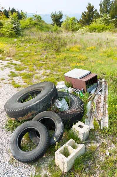 在意大利乡村 不尊重他人的人在大自然中留下的旧轮胎 — 图库照片