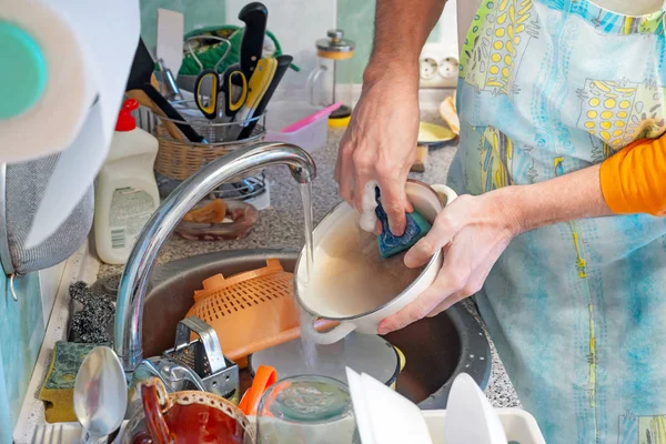 Uomo Lava Piatti Cucina Sta Usando Una Spugna Prodotto Lavare — Foto Stock