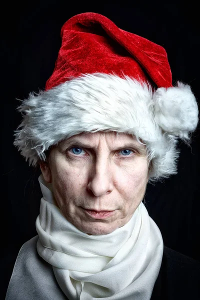 Noel Tatili Için Noel Baba Kılığında Kızgın Bir Yetişkin Kadın — Stok fotoğraf