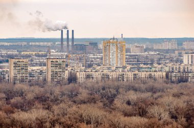Kiev'in sol yakasında Park Sonsuz şöhret panoramik manzaralı. Ağaçlar, binalar ve fabrikaları yüksek sigara bacaları ile uzaktan görünür