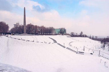 Kiev / Ukrayna - 21 Şubat 2006 - anıt meçhul asker (Dikilitaş) ve uluslararası imar ve Kalkınma, ile Park of sonsuz Glory ön planda, Kiev, Ukrayna, karlı kış gün boyunca