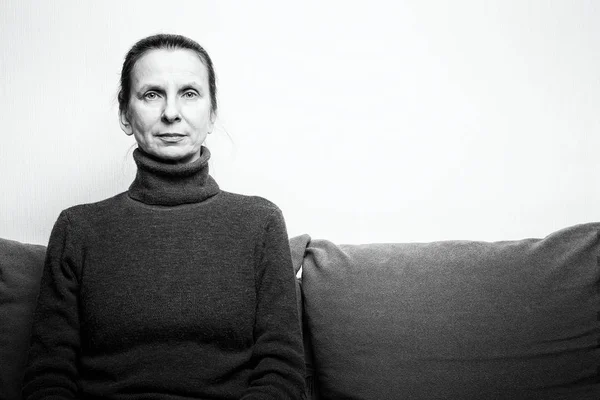 Portrait Dramatique Une Femme Adulte Triste Déprimée Assise Sur Canapé — Photo