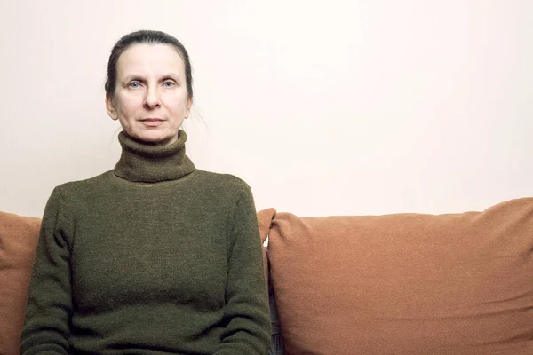 Dramatyczne Portret Smutny Przygnębiony Dorosłej Kobiety Siedzą Sofę Patrząc Przestrzeń — Zdjęcie stockowe