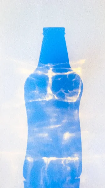 白い壁にビールの空瓶の透明な影の投影 — ストック写真