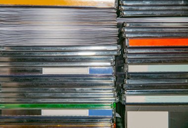 Çeşitli Cd ve Dvd durumlarda ve kollu arka plan yapılmış