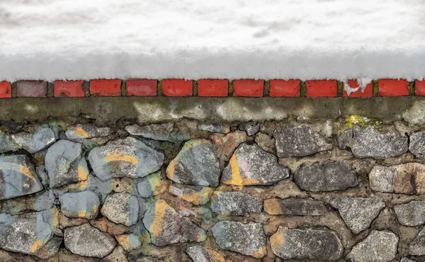 Kışın Taze Kar Kaplı Antika Taş Duvar — Stok fotoğraf