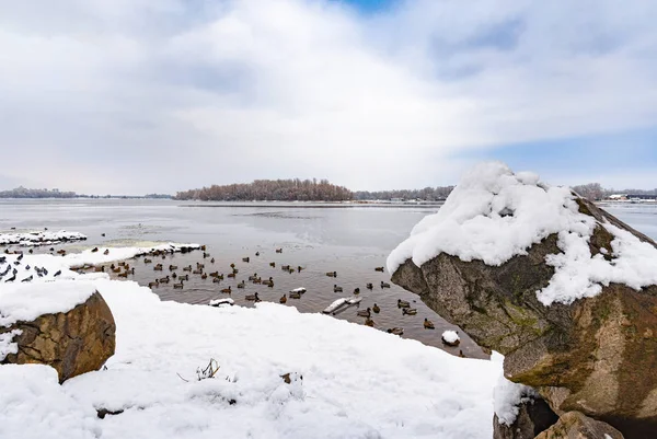 Rocce Vicino Fiume Dnieper Kiev Ucraina Con Bianco Cielo Invernale — Foto Stock