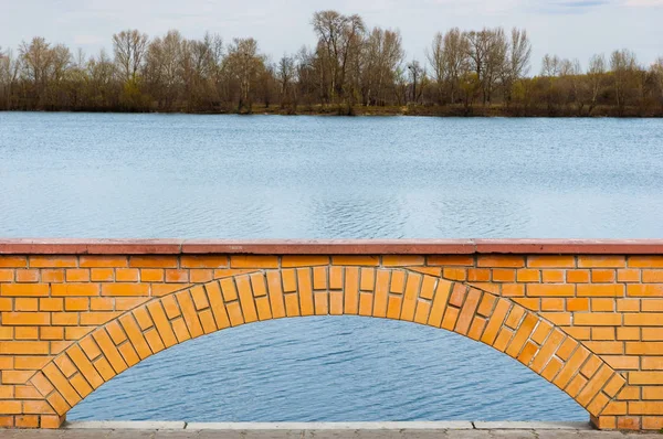 Tegelsten Båge Vägg Nära Floden Dnepr Kiev Ukraina — Stockfoto