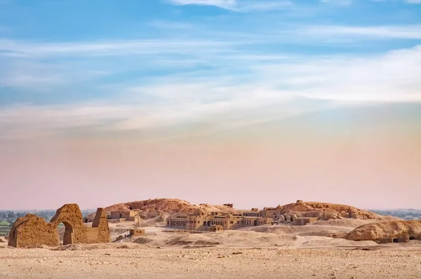 埃及国王谷的景色 沙漠上有一片蓝色和粉红色的天空 — 图库照片