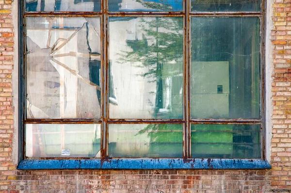 Altes Metallisches Fenster Umgeben Von Roten Ziegeln Einem Sowjetischen Gebäude — Stockfoto