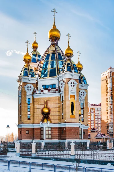 キエフでのキリスト教会の誕生 寒さと雪に覆われた冬の日中 Obolon 四半期のモダンな教会 — ストック写真