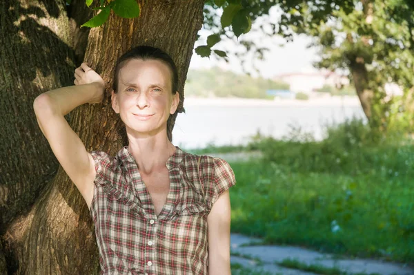 Ritratto Una Bella Donna Caucasica Matura Sotto Olmo Vicino Fiume — Foto Stock