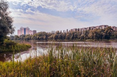 Obolon dağ Yordanske göle yakın binaların görünümü
