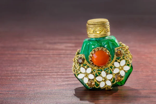 Pequena garrafa de perfume oriental em jade verde — Fotografia de Stock